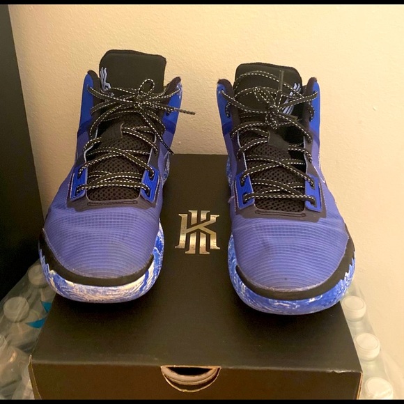 Kyrie Flytrap IV Basketball Shoe worn once Size 11-Runs About .5 of a Size Small